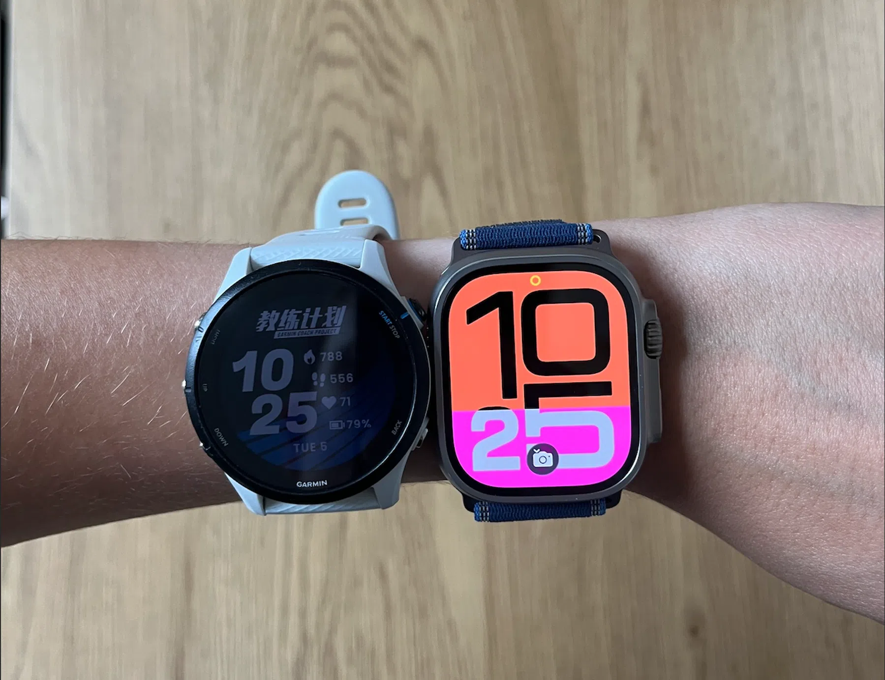 De apple watch naast Garmin